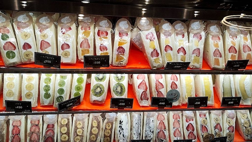金町のショッピングモール「MARK IS 葛飾かなまち」のフルーツサンド店舗陳列画像です。